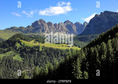 Blick von Saslong auf das Bergmassiv Geislergruppe-Gruppo delle Odle mit dem südöstlichen Rand, kleine Fermeda (2814 m) in den Dolomiten von Süd-Ty Stockfoto