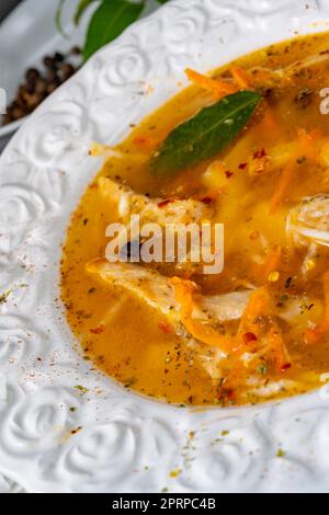 Pikante Austernsuppe mit Hühnerfleisch Stockfoto