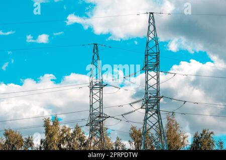 Hochspannungsmasten. Konzept für Technologie und Industrie. Weitere steigende Strom- und Energiepreise. Stockfoto