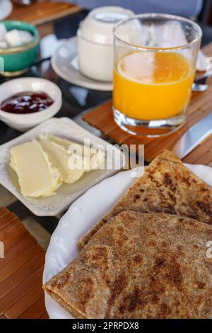 Frühstück mit typischem Brot und Orangenade, Asilah, marokko, afrika Stockfoto