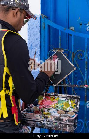 Straßenmaler mit Pinsel und Farbe, Asilah, marokko, afrika Stockfoto