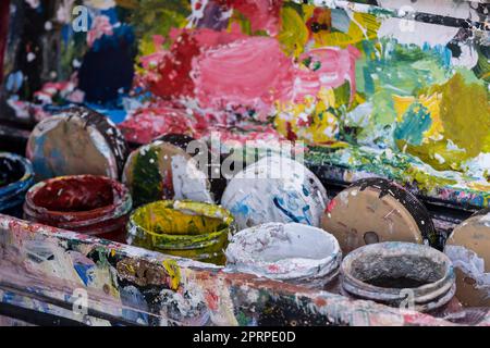 Straßenmaler mit Pinsel und Farbe, Asilah, marokko, afrika Stockfoto