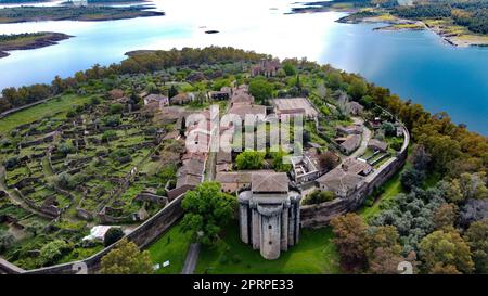 Panoramablick auf den historischen und künstlerischen Komplex von Granadilla mit der Burg im Vordergrund und dem Gabriel y Galán-Reservoir im Hintergrund Stockfoto