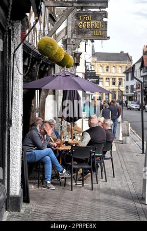 Leute trinken draußen Alkohol und genießen das warme Wetter im The Garrick Inn, Stratford upon Avon England Pubs Stockfoto