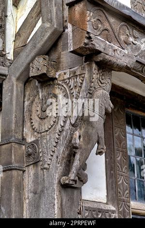 Details der aufwendigen Holzschnitzereien im Garrick Inn, Stratford-upon-Avon. Vom 1594, elisabethanische Fachwerkstatt Stockfoto