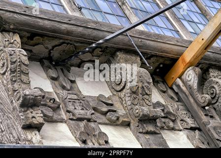 Details der aufwendigen Holzschnitzereien im Garrick Inn, Stratford-upon-Avon. Vom 1594, elisabethanische Fachwerkstatt Stockfoto