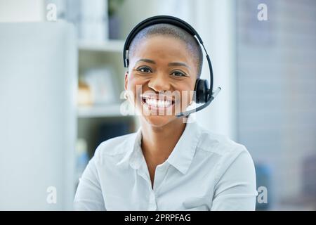 CRM, Kundenservice oder glückliche schwarze Frau mit Lächeln im Büro für Telemarketing, Telekommunikation oder Kontaktaufnahme erfolgreich. Callcenter, E-Commerce oder Kunden Stockfoto