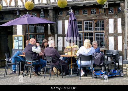 Leute trinken draußen Alkohol und genießen das warme Wetter im The Garrick Inn, Stratford upon Avon England Pubs Stockfoto