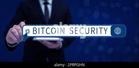 Hand schreiben Zeichen Bitcoin Security, Wort für Prozess, um proaktiv die Marke Ruf Geschäftsmann in Anzug halten Tablet symbolisieren Erfolg zu überwachen Stockfoto