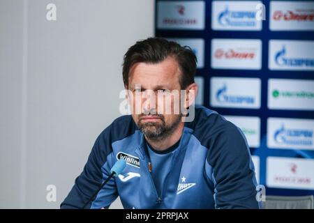 Sankt Petersburg, Russland. 27. April 2023. Sergei Semak, Cheftrainer des Zenit Football Club in Sankt Petersburg, beantwortet die Fragen von Journalisten auf einer Pressekonferenz vor dem Spiel Krylia Sovetov Samara - Zenit, das im Rahmen der 26. Runde der russischen Premier League stattfinden wird. Kredit: SOPA Images Limited/Alamy Live News Stockfoto