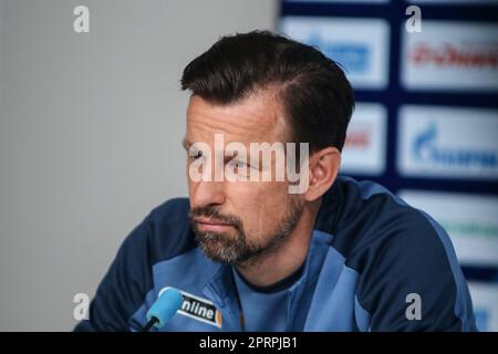 Sankt Petersburg, Russland. 27. April 2023. Sergei Semak, Cheftrainer des Zenit Football Club in Sankt Petersburg, beantwortet die Fragen von Journalisten auf einer Pressekonferenz vor dem Spiel Krylia Sovetov Samara - Zenit, das im Rahmen der 26. Runde der russischen Premier League stattfinden wird. Kredit: SOPA Images Limited/Alamy Live News Stockfoto