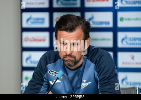 Sankt Petersburg, Russland. 27. April 2023. Sergei Semak, Cheftrainer des Zenit Football Club in Sankt Petersburg, beantwortet die Fragen von Journalisten auf einer Pressekonferenz vor dem Spiel Krylia Sovetov Samara - Zenit, das im Rahmen der 26. Runde der russischen Premier League stattfinden wird. Kredit: SOPA Images Limited/Alamy Live News Stockfoto