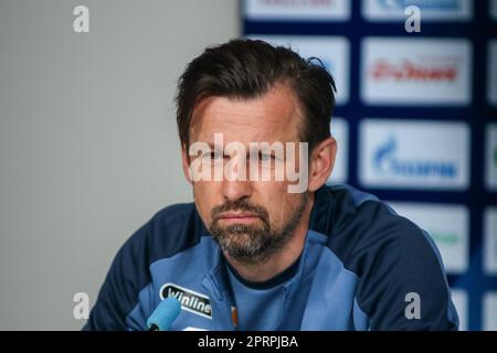 Sankt Petersburg, Russland. 27. April 2023. Sergei Semak, Cheftrainer des Zenit Football Club in Sankt Petersburg, beantwortet die Fragen von Journalisten auf einer Pressekonferenz vor dem Spiel Krylia Sovetov Samara - Zenit, das im Rahmen der 26. Runde der russischen Premier League stattfinden wird. Kredit: SOPA Images Limited/Alamy Live News Stockfoto