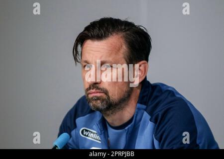 Sankt Petersburg, Russland. 27. April 2023. Sergei Semak, Cheftrainer des Zenit Football Club in Sankt Petersburg, beantwortet die Fragen von Journalisten auf einer Pressekonferenz vor dem Spiel Krylia Sovetov Samara - Zenit, das im Rahmen der 26. Runde der russischen Premier League stattfinden wird. Kredit: SOPA Images Limited/Alamy Live News Stockfoto