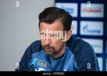 Sankt Petersburg, Russland. 27. April 2023. Sergei Semak, Cheftrainer des Zenit Football Club in Sankt Petersburg, beantwortet die Fragen von Journalisten auf einer Pressekonferenz vor dem Spiel Krylia Sovetov Samara - Zenit, das im Rahmen der 26. Runde der russischen Premier League stattfinden wird. Kredit: SOPA Images Limited/Alamy Live News Stockfoto