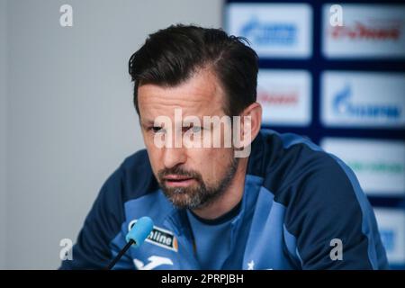 Sankt Petersburg, Russland. 27. April 2023. Sergei Semak, Cheftrainer des Zenit Football Club in Sankt Petersburg, beantwortet die Fragen von Journalisten auf einer Pressekonferenz vor dem Spiel Krylia Sovetov Samara - Zenit, das im Rahmen der 26. Runde der russischen Premier League stattfinden wird. Kredit: SOPA Images Limited/Alamy Live News Stockfoto