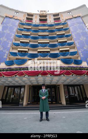 London UK. 27. April 2023 Der Portier David posiert vor dem Dorchester Hotel in Mayfair London, das zur Feier der Krönung der Gemahlin von König Charles III. Und Camilla Queen am 06. Mai in der Westminster Abbey dekoriert wurde. Kredit: amer ghazzal/Alamy Live News Stockfoto