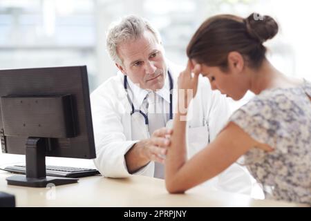 Keine Sorge, Sie sind in guten Händen. Arzt und Patient in einer Arztpraxis. Stockfoto