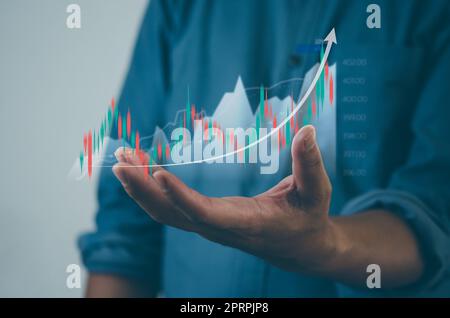 Aktien- und Krypto-Investmentfonds. Finanz- und Unternehmensinvestitionskonzept. Geschäftsmann, der Diagramme von Finanzdaten analysiert oder mit Devisen handelt, Kerzenhalter-Diagramm. Stockfoto