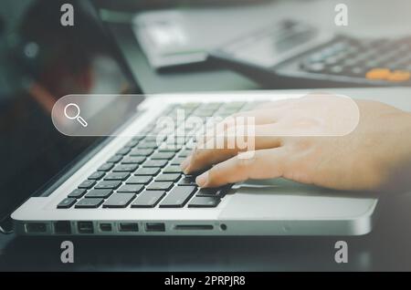 Mann, der einen Computer benutzt, Laptop, online, im Internet, Suchinformationen, Website, Netzwerk, soziale Medien und Kommunikationstechnologie. Datensuchtechnologie, Suchmaschinenoptimierung. Stockfoto