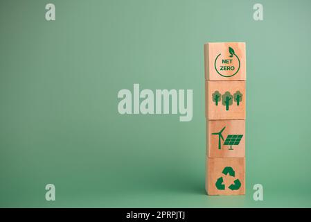 NET Zero Green Technology Innovation eco Carbon Erneuerbare Energien Geschäftskonzept mit Holzwürfelblöcken. Stockfoto