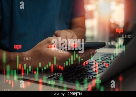 Aktienhandel Investitionen Exchange graph on screen.man Trader Investor Analyst mit Handy-Daten Index Chart auf Smartphone. Stockfoto