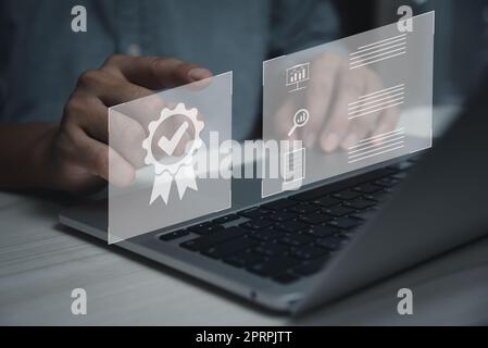 Hand zeigt das Zeichen Service Qualitätssicherung, Garantie, Standards, ISO-Zertifizierung und Standardisierungskonzept. Stockfoto