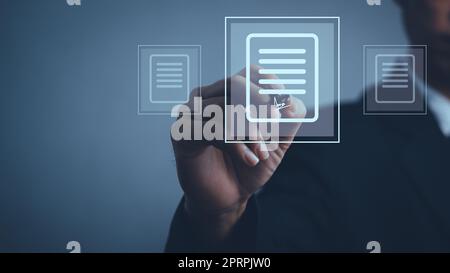 Geschäftsmann unterzeichnet ein elektronisches Dokument auf einem digitalen Dokument auf einem virtuellen Bildschirm.E-Signing elektronische Unterschrift Dokumentenmanagement. Stockfoto