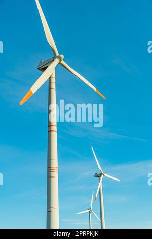 Grüne Energie auf Windturbinen und Windturbinen. Alternative Energiequellen und erneuerbare Energiequellen. Stromerzeugung und Stromerzeuger von Kraftwerken. Windpark und Wind, Umweltschutz Stockfoto