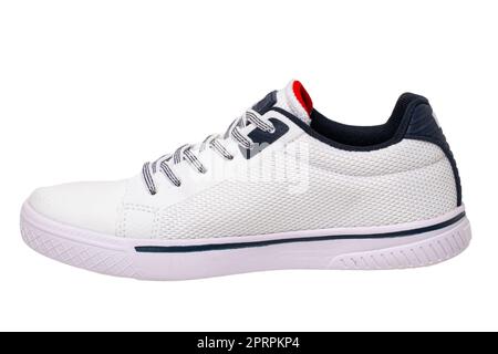 Weiße Sneaker isoliert. Nahaufnahme eines einzelnen, eleganten, eleganten Ledersportschuhs, isoliert auf weißem Hintergrund. Schuhe mit modernem Design für das Workout. Makro. Stockfoto