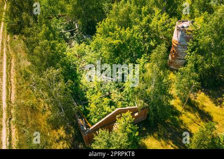 Weißrussland. Blick Aus Der Vogelperspektive Auf Das Ruine Cowshed In Der Tschernobyl Zone. Chornobyl-Katastrophen. Verfallenes Haus Im Belarussischen Dorf. Ganze Dörfer Müssen Beseitigt Werden. Umsiedlungszone Tschernobyl Stockfoto