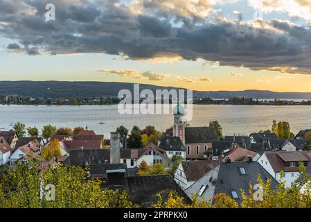 Blick über Allenbach am Bodensee zur Insel Reichenau in der Abenddämmerung, Baden-Württemberg, Deutschland Stockfoto