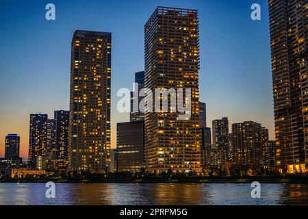 Hochhaus-Apartment-Gruppe von Chuo-ku, Tokio und Abend Stockfoto