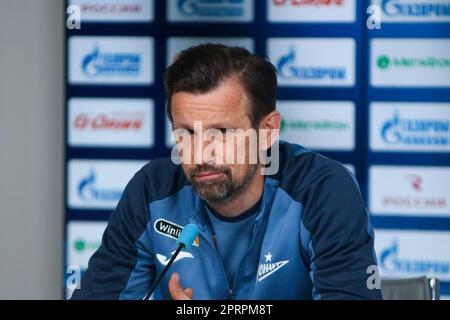 Sankt Petersburg, Russland. 27. April 2023. Sergei Semak, Cheftrainer des Zenit Football Club in Sankt Petersburg, beantwortet die Fragen von Journalisten auf einer Pressekonferenz vor dem Spiel Krylia Sovetov Samara - Zenit, das im Rahmen der 26. Runde der russischen Premier League stattfinden wird. (Foto: Maksim Konstantinov/SOPA Image/Sipa USA) Guthaben: SIPA USA/Alamy Live News Stockfoto