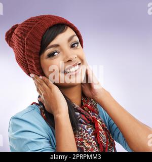 Der Winter passt zu mir. Beschnittenes Porträt einer jungen Frau, die in Winterkleidung posiert. Stockfoto