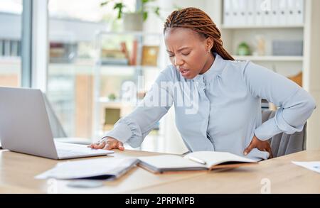 Business Black Woman, Rückenschmerzen und gesundheitlicher Stress, Risiko und Muskelverletzungen bei modernen Büroarbeitsplätzen. Junger afroamerikaner, unangenehmes Wirbelsäulenproblem und schlechte Sitzhaltung für die Arbeit Stockfoto