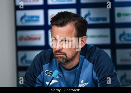 Sankt Petersburg, Russland. 27. April 2023. Sergei Semak, Cheftrainer des Zenit Football Club in Sankt Petersburg, beantwortet die Fragen von Journalisten auf einer Pressekonferenz vor dem Spiel Krylia Sovetov Samara - Zenit, das im Rahmen der 26. Runde der russischen Premier League stattfinden wird. (Foto: Maksim Konstantinov/SOPA Image/Sipa USA) Guthaben: SIPA USA/Alamy Live News Stockfoto