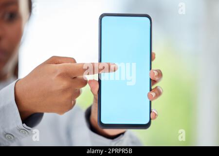 Hand einer Geschäftsfrau mit Mockup-Telefon für Kontaktanzeige von 5G Netzwerkunternehmen mit Blue Screen Copy Space. Schwarze Frau, die im Marketing arbeitet und auf ein leeres Smartphone zeigt Stockfoto