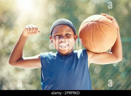 Kind, Basketball und Spaß mit einem starken schwarzen Jungen, der einen Ball hält und bereit ist, draußen für Fitness-Hobby, Gesundheit und Wellness zu spielen. Muskelbeugung, glückliche Kindheit und Übung im Kindersport Stockfoto