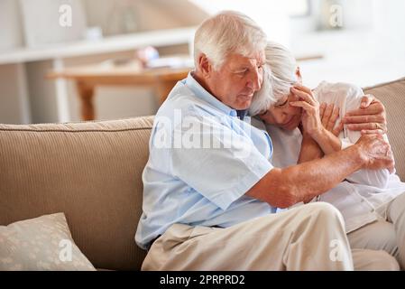 Ich bin hier für Euch Liebling. Ein älterer Mann tröstet seine Frau. Stockfoto