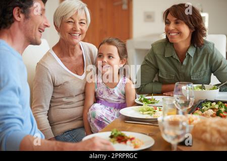 Mittagessen mit Liebe. Eine Familie mit mehreren Generationen, die zusammen zu Mittag essen. Stockfoto