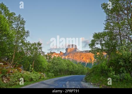 Mitternachtssonne in Norwegen. Mitternachtssonne - Landschaft in Nordland, Norwegen. Stockfoto