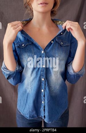 Denim ist eine Lebensart. Eine junge Frau trägt ein Denim-Hemd. Stockfoto