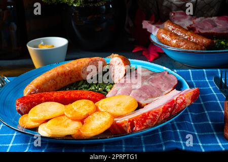 Köstlicher oldenburger Grünkohl mit Pinkelwurst Stockfoto