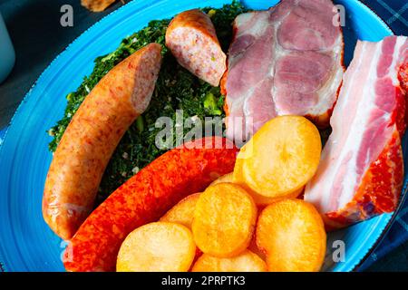Köstlicher oldenburger Grünkohl mit Pinkelwurst Stockfoto