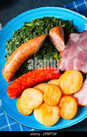 Köstlicher oldenburger Grünkohl mit Pinkelwurst Stockfoto