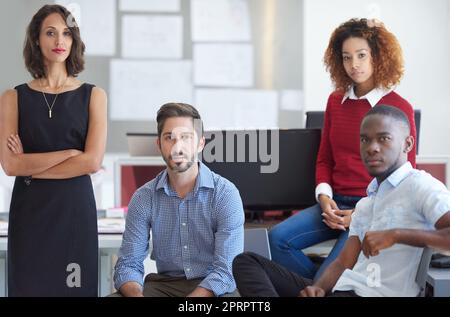 Der Erfolg treibt uns an. Porträt einer vielfältigen Gruppe von Kollegen in einem Büro. Stockfoto