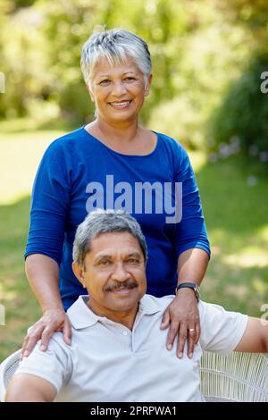 Genießen Sie einen glücklichen Ruhestand zusammen. Ein liebevolles Senior-Paar genießen schöne Zeit zusammen im Freien. Stockfoto