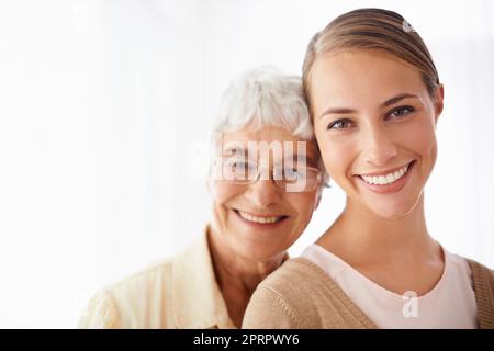 Shes my role model. Porträt einer jungen Frau und ihrer älteren Mutter. Stockfoto