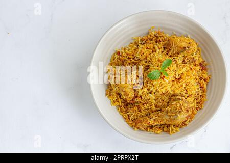 Beliebtes indisches Hühnchen Biryani in einer Schale auf weißem Hintergrund Stockfoto
